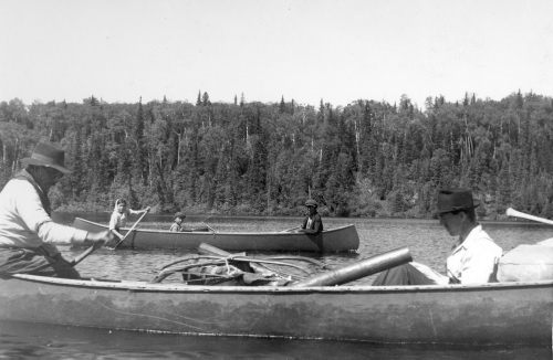 Dans la petite passe du Lac Mistassini. Premier plan, Joseph Metawishish et revérend Burgomaster. Second plan Samuel Metawishish