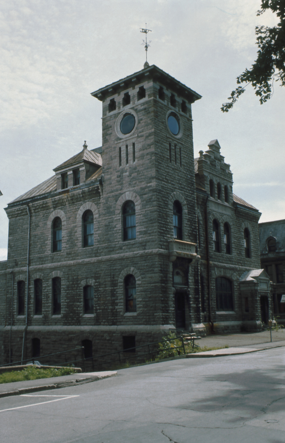 Édifice, 1915-1925, rue Girouard Ouest, Saint-Hyacinthe Saint-Hyacinthe vue d'ensemble 11-d.na.civile-74-3440