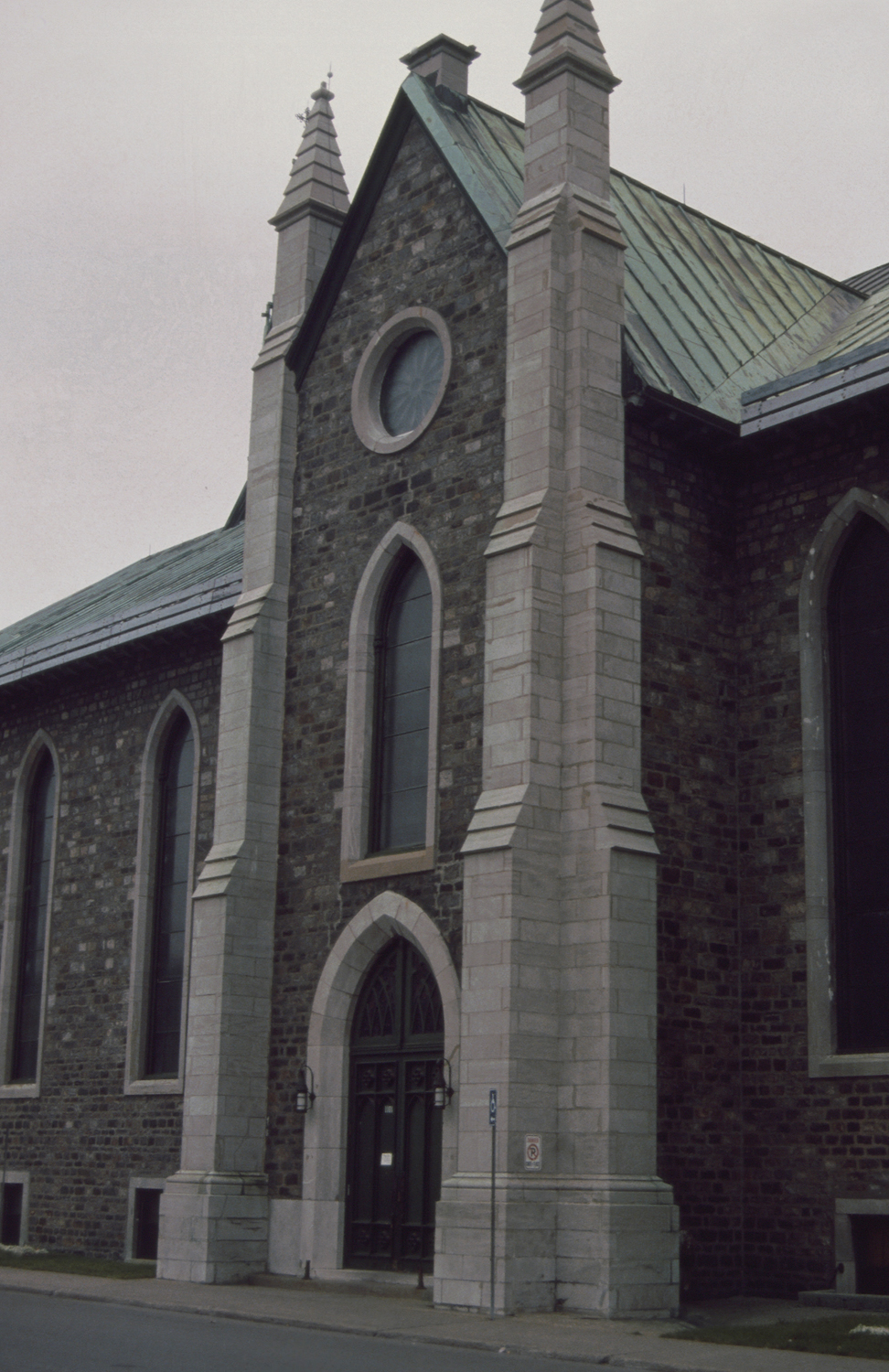 Cathédrale de Trois-Rivières, 362, rue Bonaventure, Trois-Rivières nef, côté gauche, façade du portail 11-d.na.civile-87-825