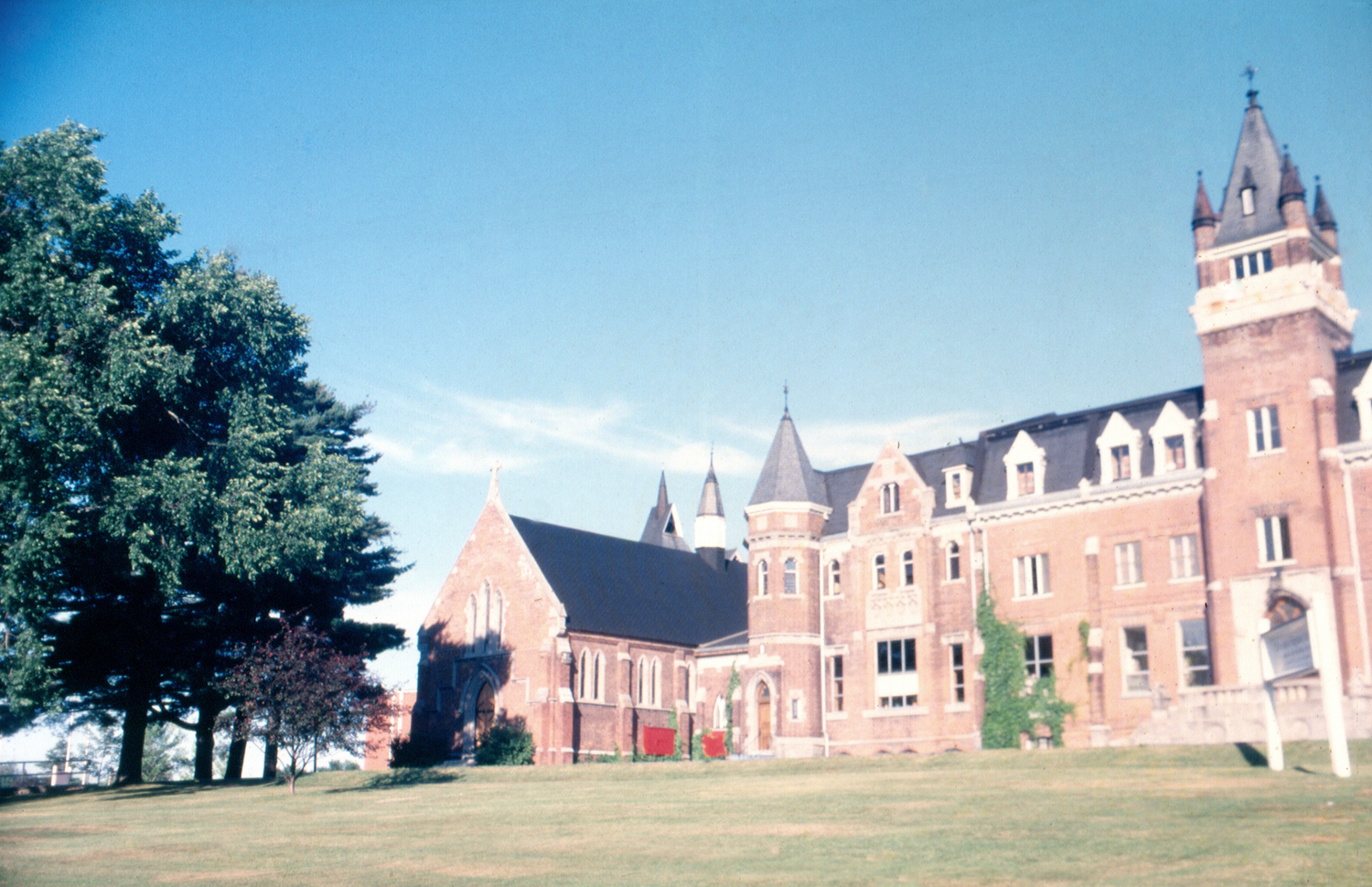 Bishop's University, McGreer Hall, 2600, rue Collège, Sherbrooke une partie des bâtiments avec la façade de la chapelle 11-d.na.civile-78-3599