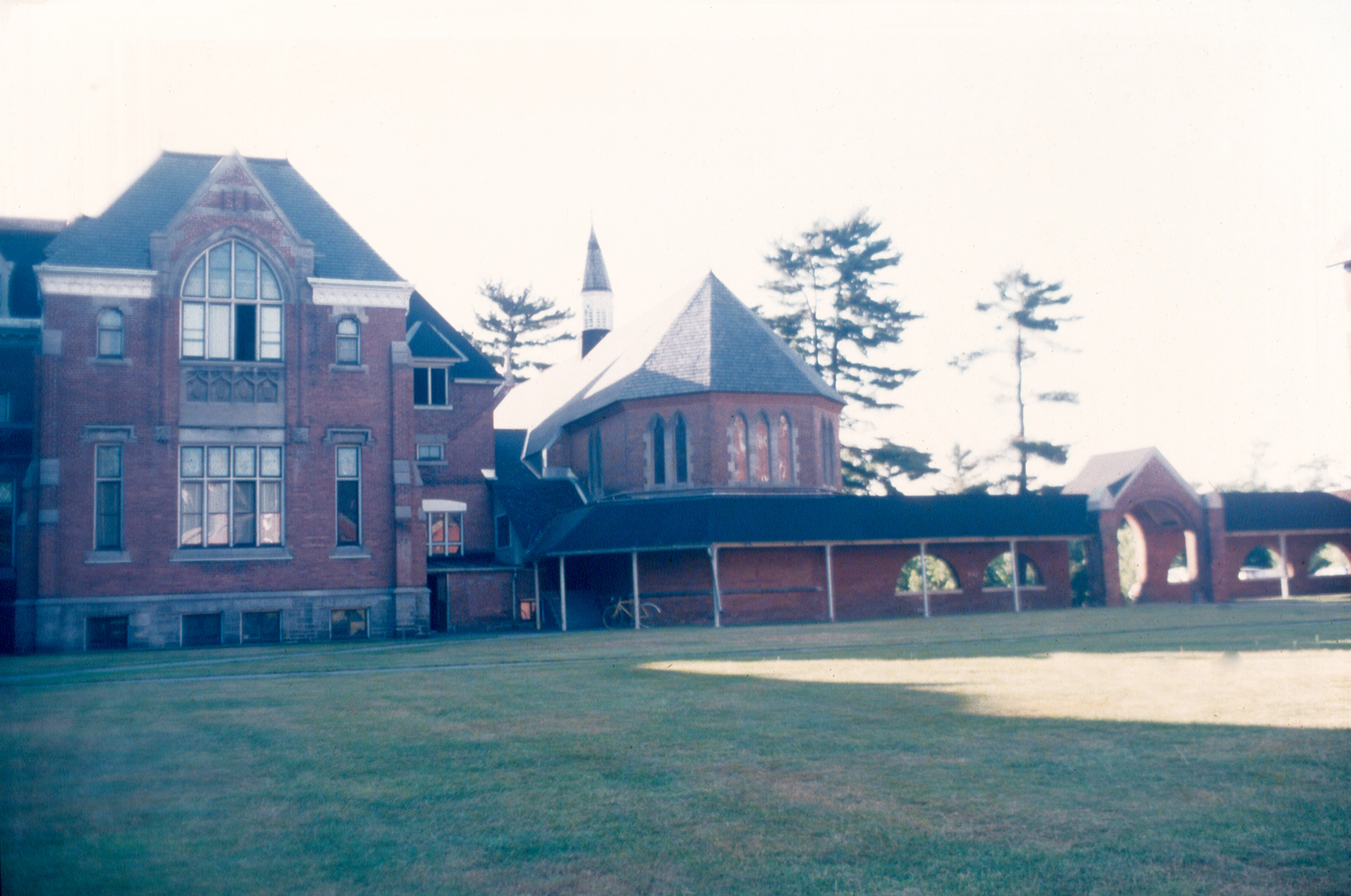 Bishop's University, McGreer Hall, 2600, rue Collège, Sherbrooke une partie des bâtiments avec le chevet de la chapelle 11-d.na.civile-78-3500