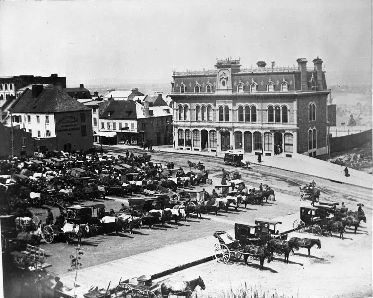 Marche Montcalm et edifice du YMCA vers 1890